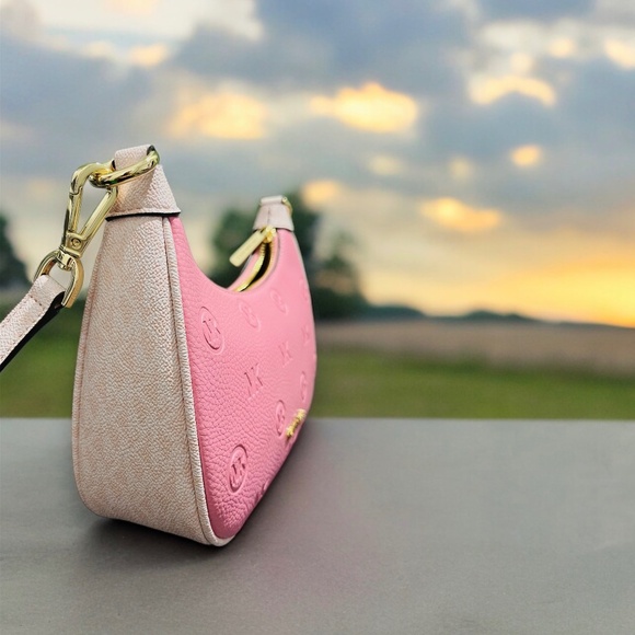 Authentic Michael Kors bag (medium size) - Picture 1 of 7